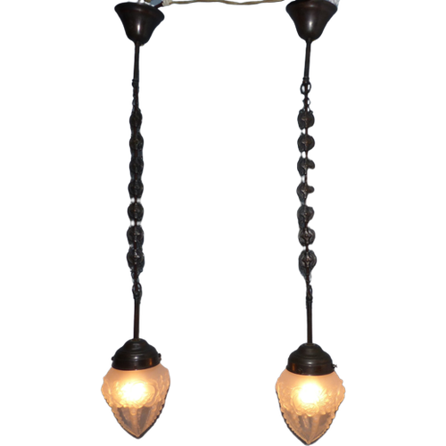 Een Set Van 2 Fraaie France Hanglampen Met Prachtig Versierde Kettingen