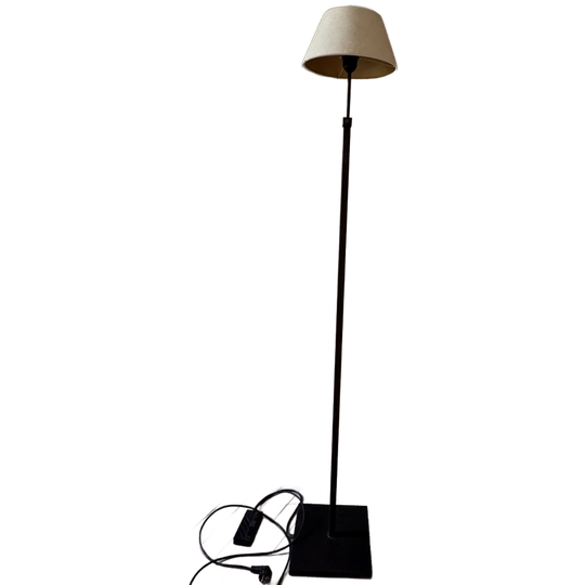 Elegante Franse Vloerlamp, Klassieker, Met Klein Crémekleurig Kapje 1