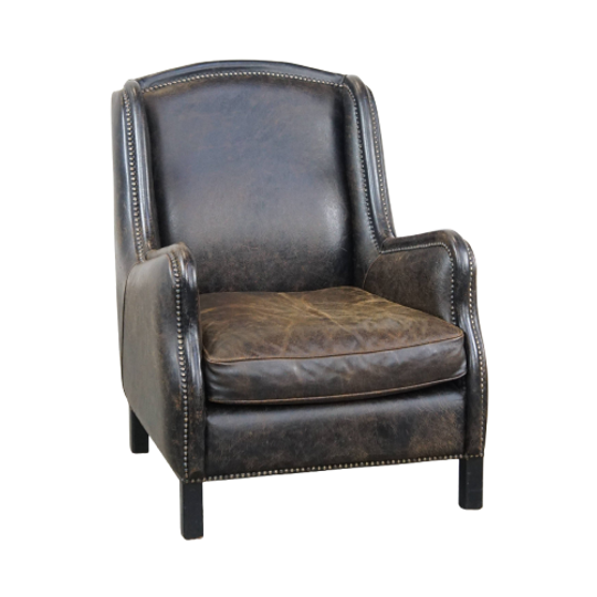 Karaktervolle, Stoere Zwarte Rundleren Fauteuil Met Een Hoge Rug En Afgewerkt Met Siernagels, Ind 1