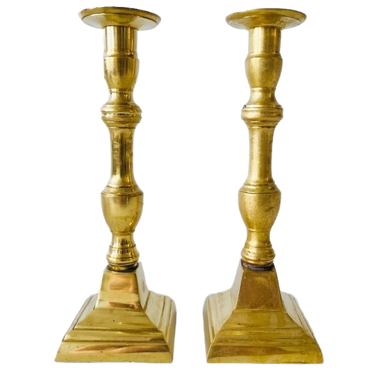 Set Zware Vlaamse Messing Gouden Kandelaars Vierkant 1900’s 1