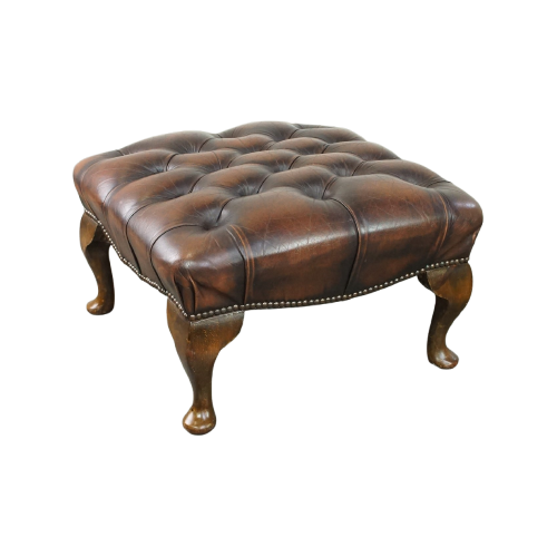 Statige, Veelzijdig Inzetbare, Donkerbruine Rundlederen Chesterfield Hocker Met Sierlijke Pootjes