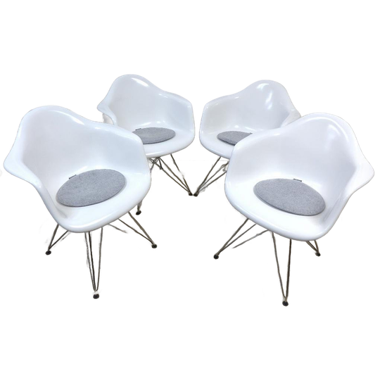 Mooie Retro Set : 4 Witte Kuipstoelen En Ronde Tafel 1