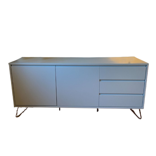 Stijlvol Licht Grijs Dressoir Met Koperen Poten Van MADE.com 1