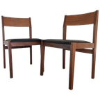 Een Paar Vintage Teakhouten Stoelen Met Zwart Skai Leer thumbnail 1