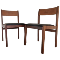 Een Paar Vintage Teakhouten Stoelen Met Zwart Skai Leer