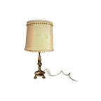 Decoratieve Tafellamp Met Driepootvoet Van Verguld Metaal En Beige Zijden Lampenkap thumbnail 1