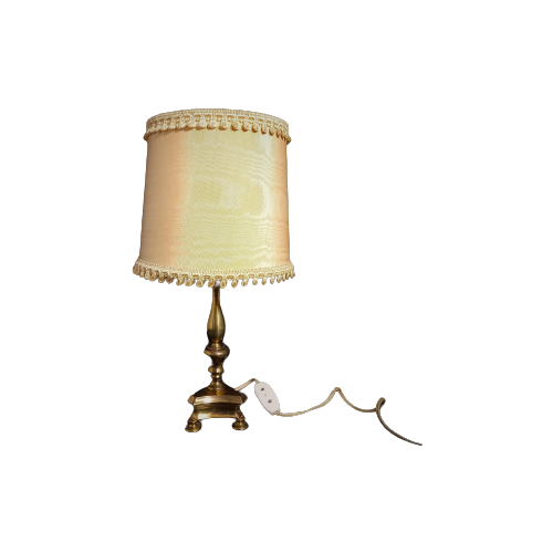 Decoratieve Tafellamp Met Driepootvoet Van Verguld Metaal En Beige Zijden Lampenkap