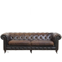 Luxe En Charmante Rundleren 3-zits Chesterfield Bank Op Wieltjes Met Een Onweerstaanbaar Karakter