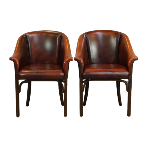 Set Van 2 Engelse Rundleren Eetkamerstoelen/ Tubchairs In Een Luxe Rode Chesterfield Kleur