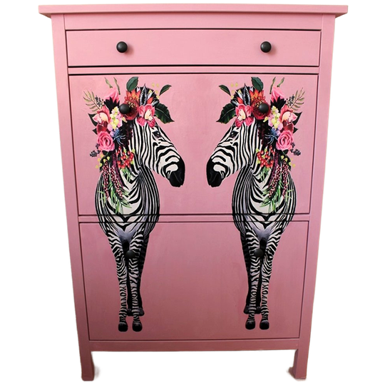 Speelse Roze Schoenenkast Met Zebra-motief – Eclectisch Statement-stuk 1