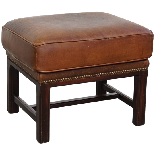 Hocker Gemaakt Van Schapenleer Met Een Houten Frame En Een Afwerking Met Siernagels 1