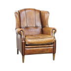 Stoere Cognac-Kleurige Schapenleren Oorfauteuil Met Een Comfortabele Zit En Afgewerkt Met Zwarte thumbnail 1