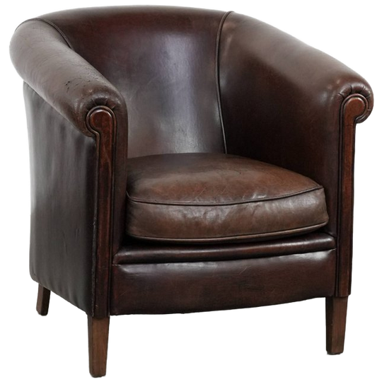 Stijlvolle En Stoere Donkerbruine Clubfauteuil Gemaakt Van Schapenleer Met Meekleurende Biezen 1