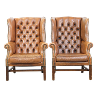 Set Van 2 Klassieke Vintage Rundleren Engelse Chesterfield Oorfauteuils In Een Lichte Cognac Kleu