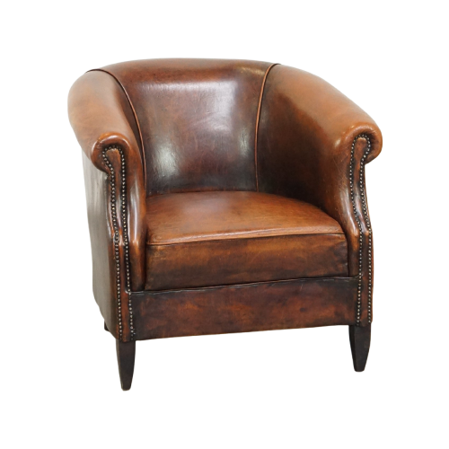 Comfortabele, Schapenleren Clubfauteuil Met Een Vintage Uitstraling En Afgewerkt Met Siernagels