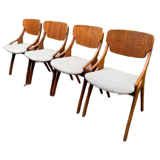 4 Arne Hovmand Olsen Eetkamerstoelen 1
