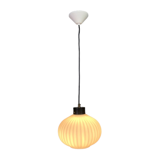 Vintage Hanglamp Met Witte Geribbelde Glazen Bol, Jaren 60 1