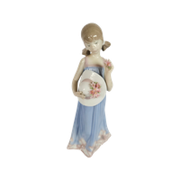 Lladro - Design Juan Huerta - 'Muchacha Adornando Pamela'- Spanje - Porselein - 1989