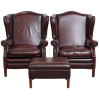 Set Van 2 Mooie En Comfortabele Bordeauxrode Rundleren Oorfauteuils + Hocker In Engelse Stijl thumbnail 1