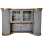 Vitrinekast In Taupe Met Goud Patina Stijl thumbnail 1