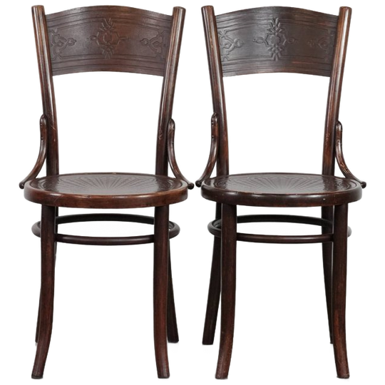 Set Van Twee Tijdloze Vintage Houten Cosmos Bistro Design Stoelen Met Mooi Snijwerk 1