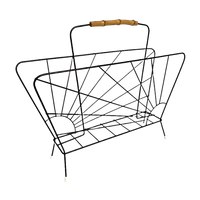 Krantenrekje Van Staaldraad En Met Een Bamboe Handvat, Jaren 50