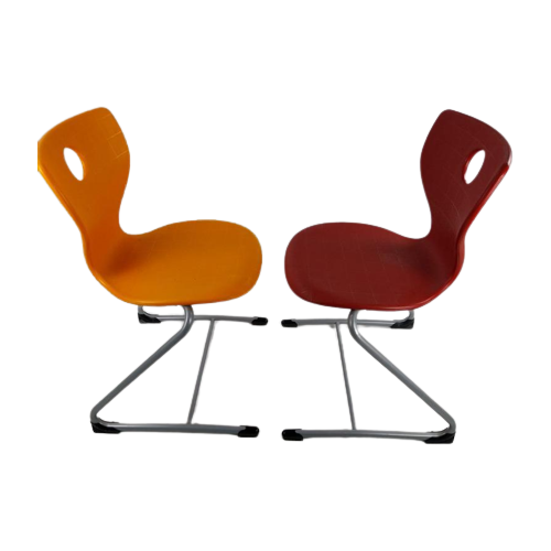 2 Stoelen. Design Verner Panton