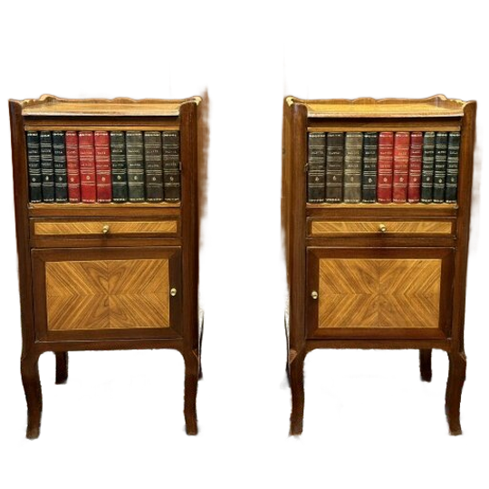 Set Klassiek Engelse Nachtkasjes Met Boeken En Marqueterie 1