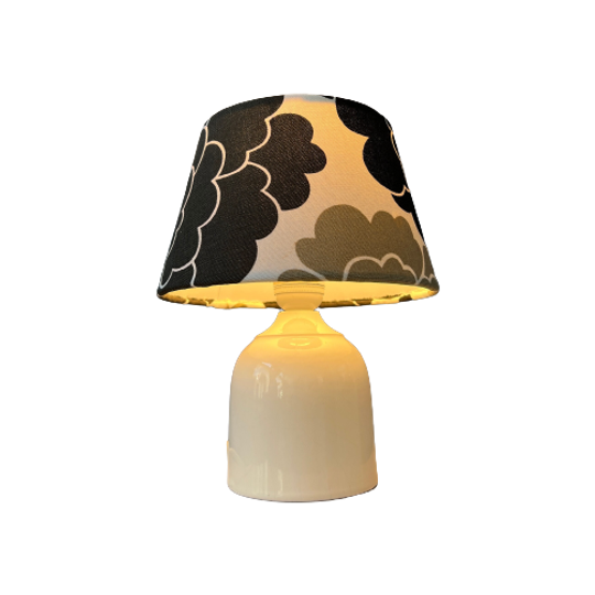Kleine Space Age Tafellamp Met Porseleinen Voet En Zwart-witte Bloemenkap 1