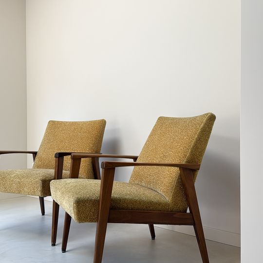 Twee Vintage Fauteuils Met Teak Houten Frame En Gele Bekleding 1