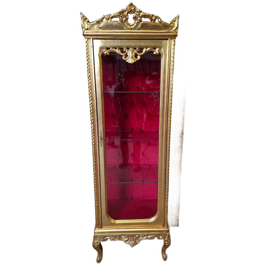 Klassieke Goudkleurige Vitrine Met Rood Gestoffeerde En Gecapitonneerdeachterwand En Bodem, 3 Glasplaten, Afm. 190 Cm Hoog, 63cm Breed, 44 Cm Diep. 1