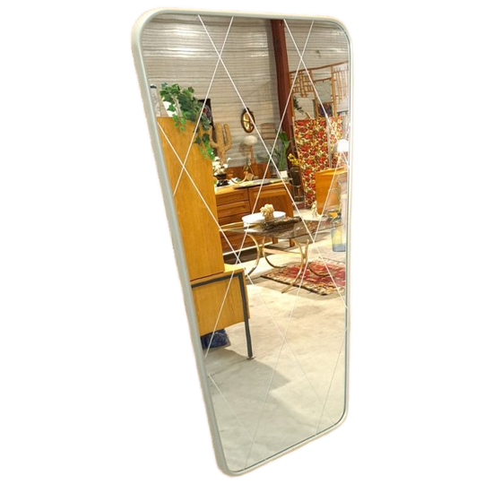 Spiegel Met Grijze Kunststof Rand En Witte Lijnen In Het Glas 1