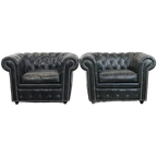 Tijdloze En Klassieke Set Ruime Zwarte Chesterfield Fauteuils Van Karaktervol Generfd Rundleer thumbnail 1