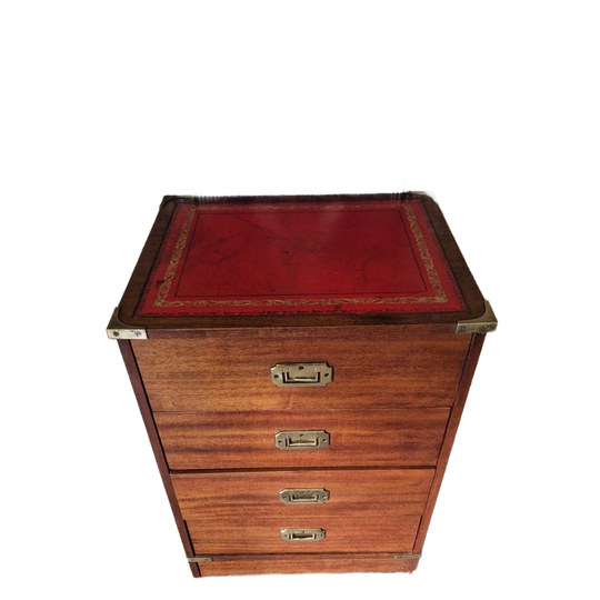 Antiek Klassiek Houten Ladekast In De Stijl Van Een 'campaign Chest' Met Een Rood Lederen Bovenblad En Messing Beslag. Afm: 50x41 En 69cm Hoog. 1