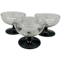 Set Vintage Gegraveerde Coupe Glaasjes Zwarte Voet 3 Stuks