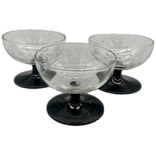 Set Vintage Gegraveerde Coupe Glaasjes Zwarte Voet 3 Stuks 1