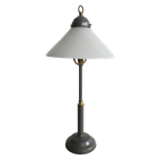 Tafellamp Met Grijs Metalen Voet En Opaline Glas Kap thumbnail 1