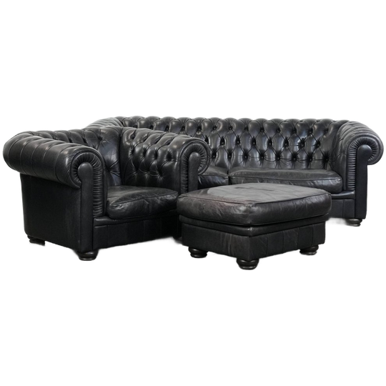 Waanzinnige Set Bestaande Uit Een Zwarte Chesterfield Bank, Fauteuil En Hocker 1