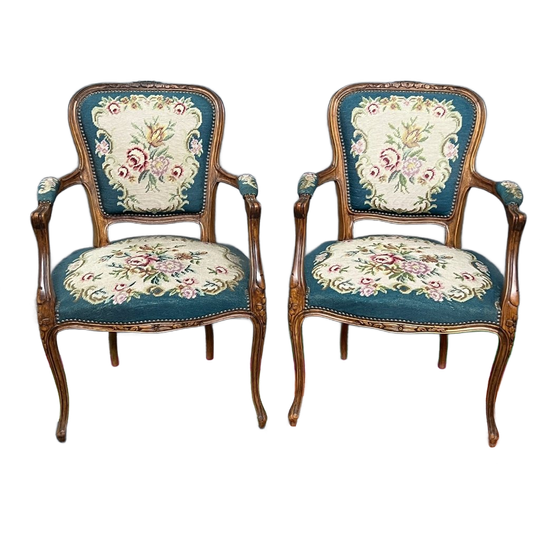 Paar Handgeborduurde Fauteuils. Notenhout. 1