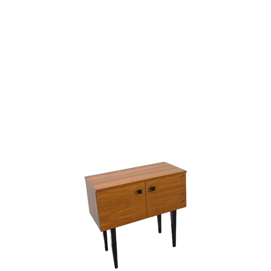 Klein Kastje Met Zwarte Hoge Poten En 2 Deuren 1