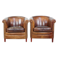 Set Van 2 Tijdloze En Stoere Cognac-kleurige Schapenleren Clubfauteuils Met Een Correcte Afwerkin