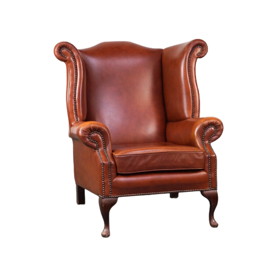 Sierlijke, Gladde En Comfortabele Rundleren Engelse Chesterfield Oorfauteuil In Een Mooie Klassie 1