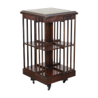 Zeer Mooie Houten Boekenmolen Met Groen Leren Blad En Op Wieltjes In Engelse Stijl thumbnail 1
