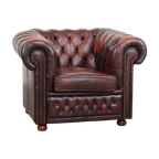 Karaktervolle Donkerrode Engelse Rundleren Chesterfield Fauteuil Met Een Comfortabele Zit thumbnail 1