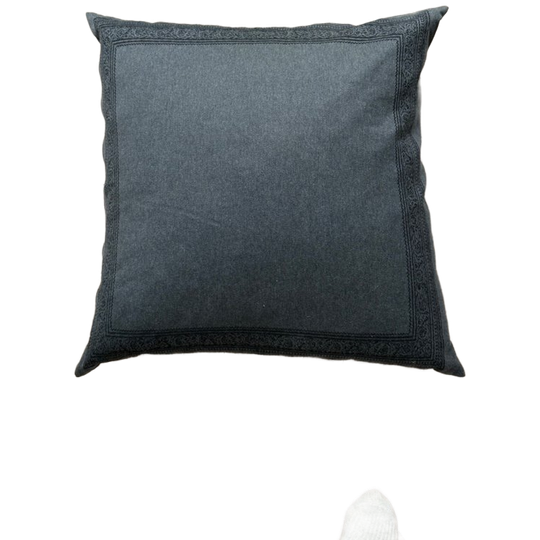 Groot Donkergrijs Sierkussen Met Zw Paisley Rand 1