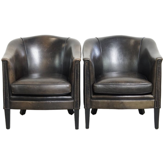 Unieke Set Van 2 Subtiele Zwart/ Grijze Schapenleren Clubfauteuils Met Een Mooi Patina 1