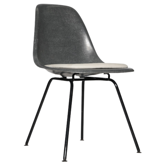 Vintage Design Stoelen Eames Fiberglass/ Glasvezel Chairs 1