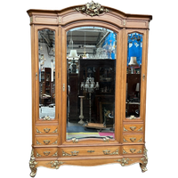 Kledingkast In Art Nouveau-stijl.