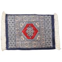 Handgeknoopt Sierkleedje/ Tafelkleedje Een Fijn Patroon In Donkerblauwe En Rode Kleuren 47x46cm