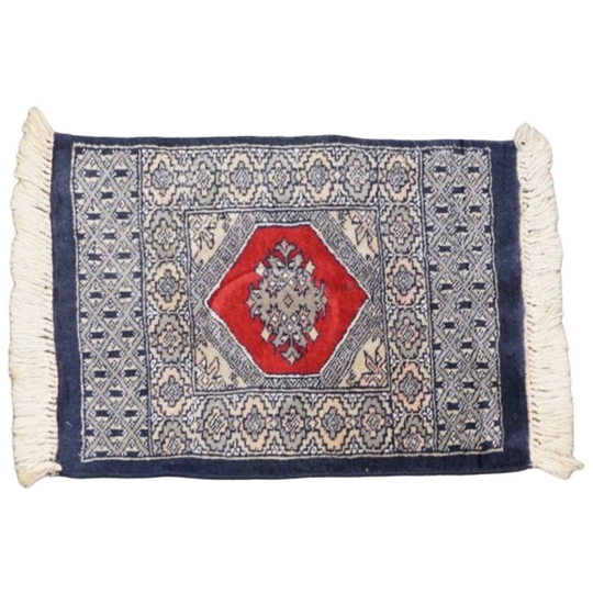 Handgeknoopt Sierkleedje/ Tafelkleedje Een Fijn Patroon In Donkerblauwe En Rode Kleuren 47x46cm 1